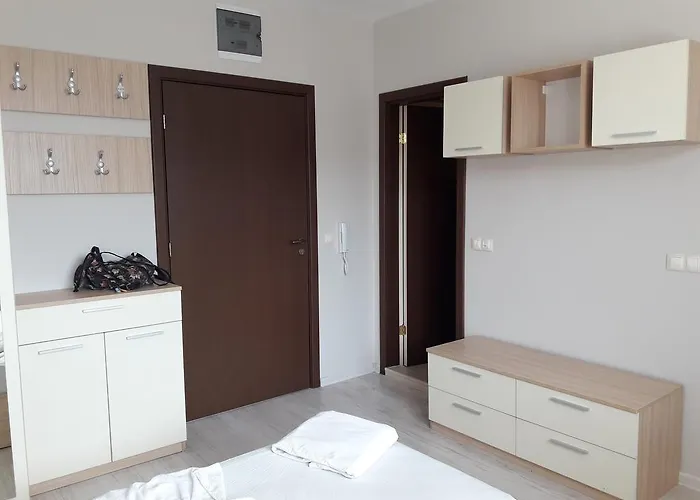 Stella Udacha & ساني بيتش